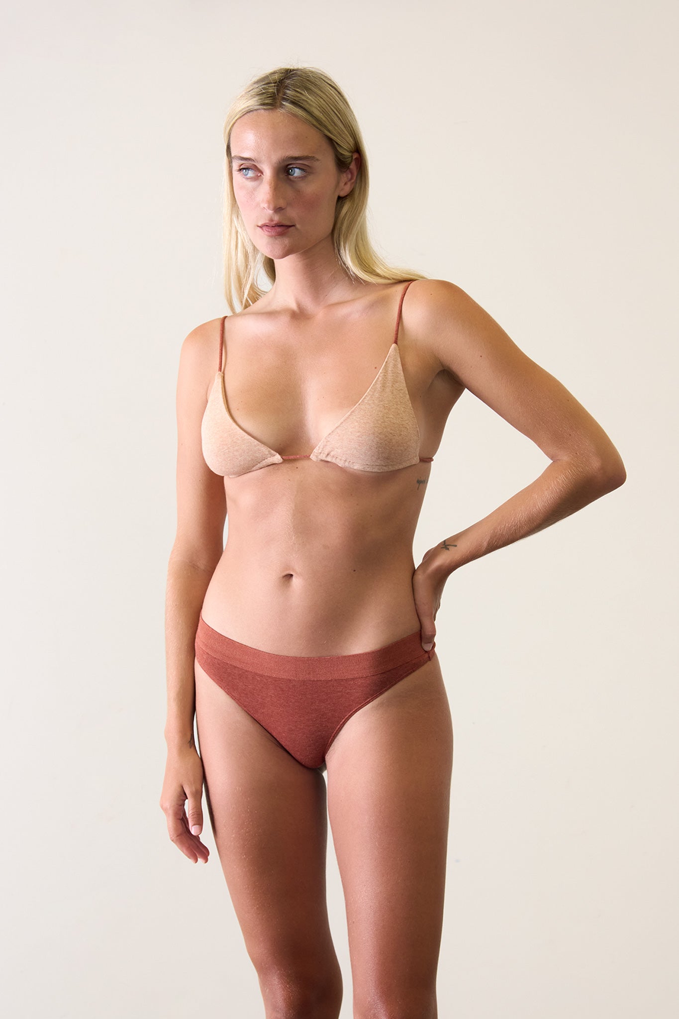 Thong in Organic Cotton Rib - Rust Stone.kin