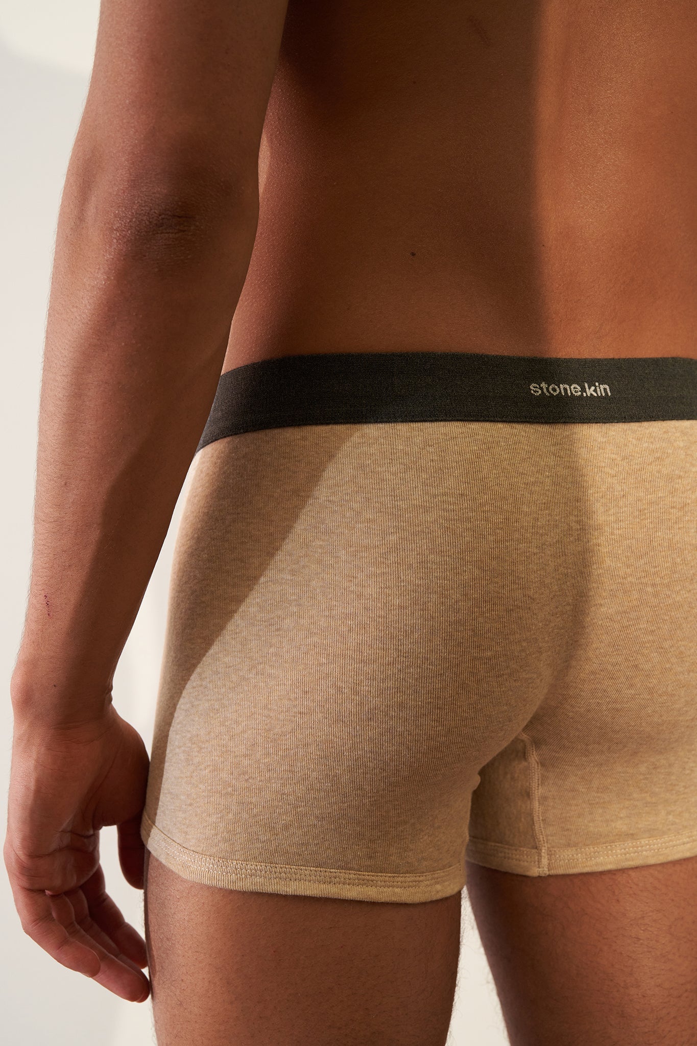 Boxer Brief in Organic Cotton Rib - Sand / Tar Stone.kin