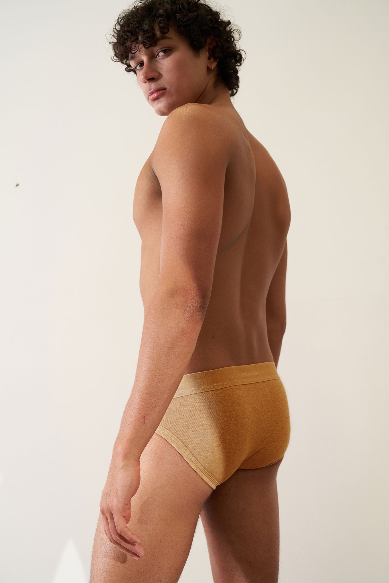 Brief in Organic Cotton Rib - Camel Stone.kin