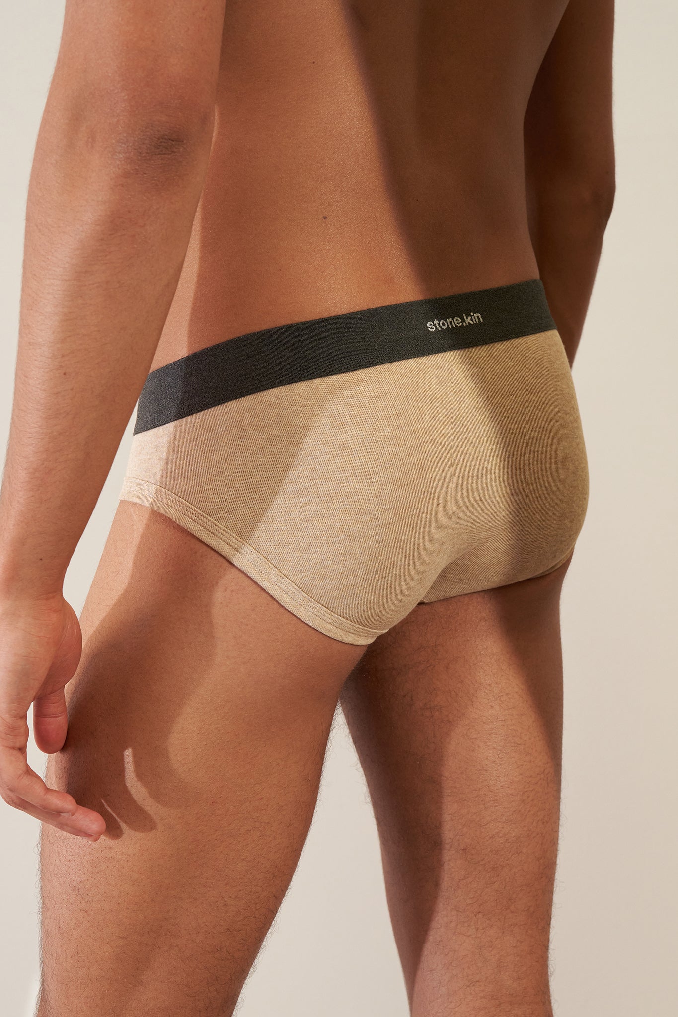 Brief in Organic Cotton Rib - Sand / Tar Stone.kin