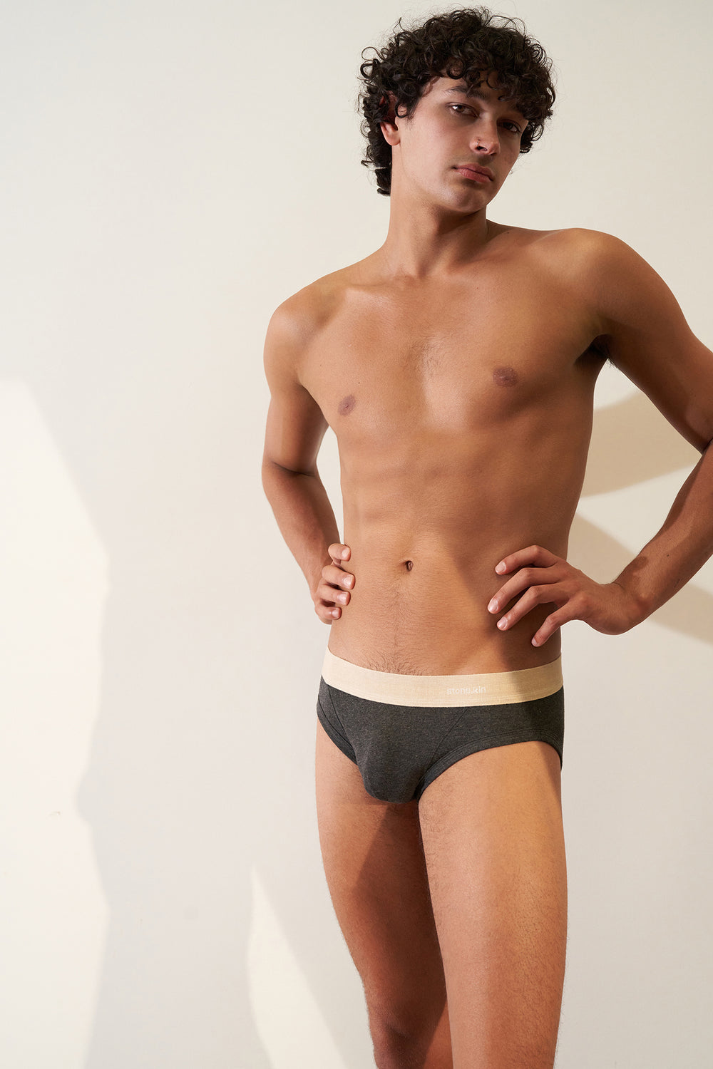 Brief in Organic Cotton Rib - Tar / Sand