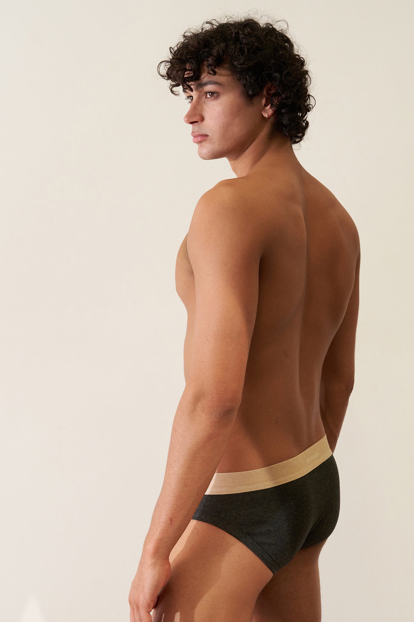 Brief in Organic Cotton Rib - Tar / Sand